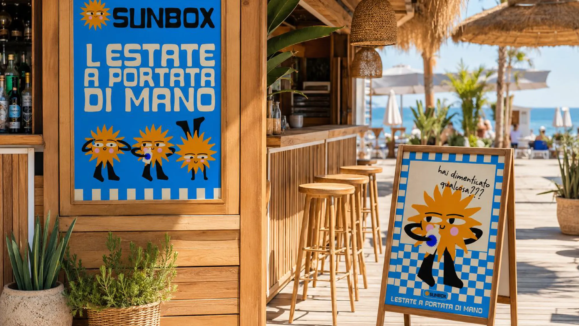 Chiosco bar in legno di uno stabilimento con poster Sunbox alle pareti e un cavalletto con Sunny